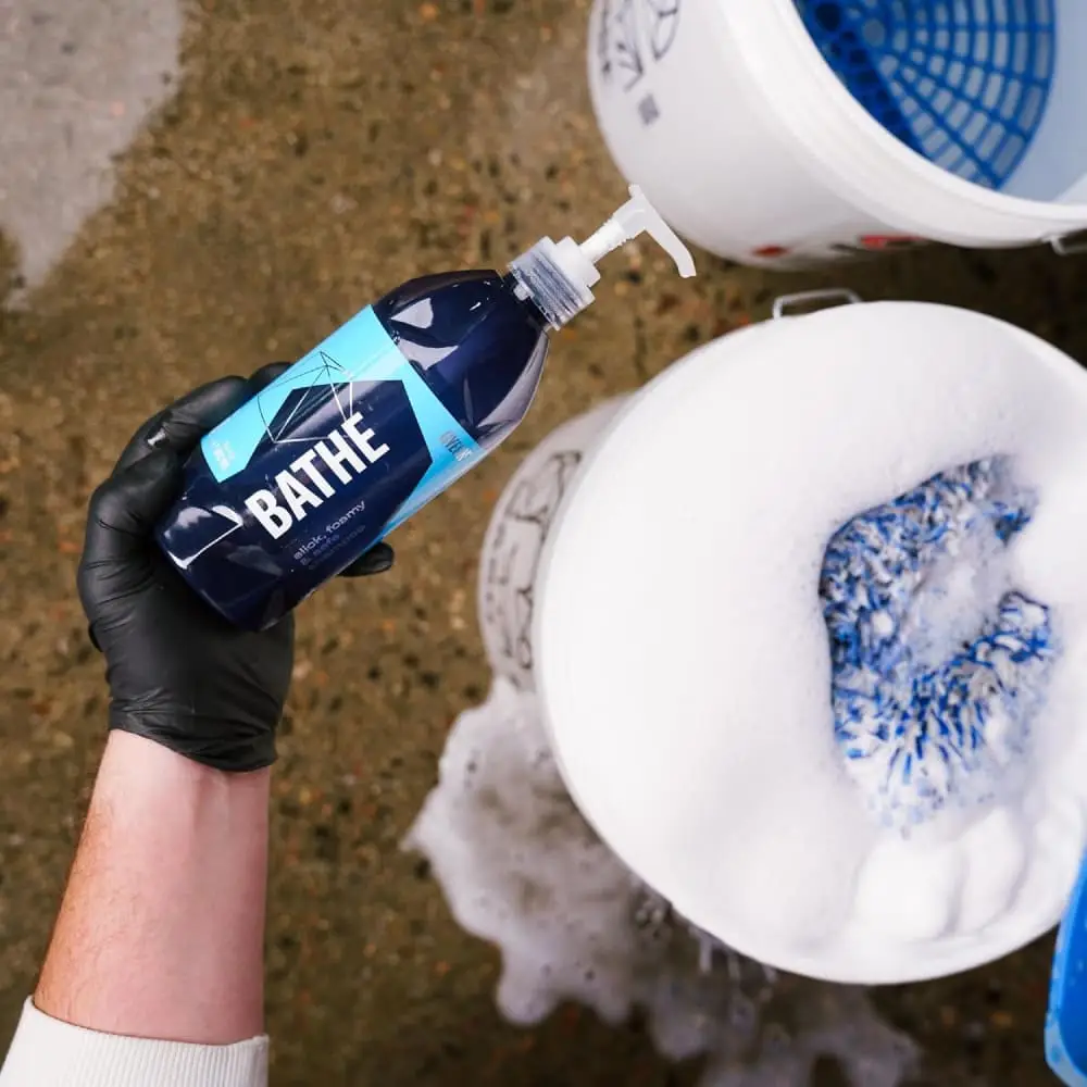 GYEON QM Bathe PH Nötr Cilalı Oto Şampuanı - 500 ml -Yüksek Konsantre Jel Araç Yıkama Köpüğü - Image 4